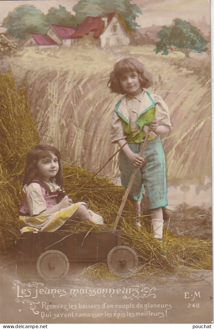 ZY 57- " LES JEUNES MOISSONNEURS " - COUPLE D' ENFANTS DANS CHAMP DE BLE , FOIN - 2 SCANS - Taferelen En Landschappen