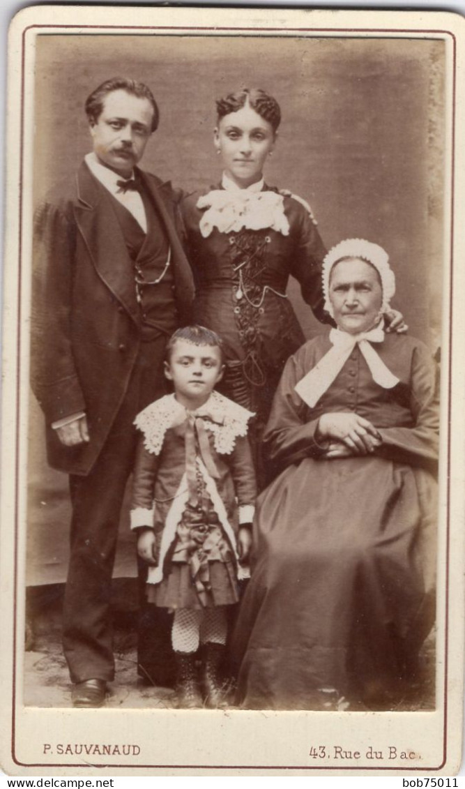 Photo CDV D'une Famille  élégante Posant Dans Un Studio Photo A Paris - Oud (voor 1900)