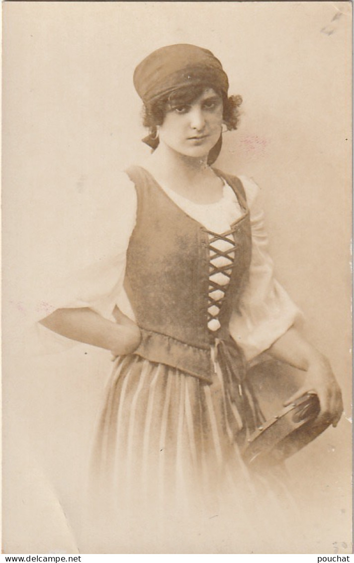 ZY 68- CARTE PHOTO JEUNE FEMME BOHEMIENNE , GITANE AVEC TAMBOURIN -2 SCANS - Photographie