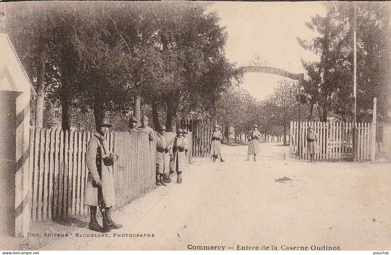 ZY 75-(55) COMMERCY - ENTREE DE LA CASERNE OUDINOT - ANIMATION  - 2 SCANS - Commercy