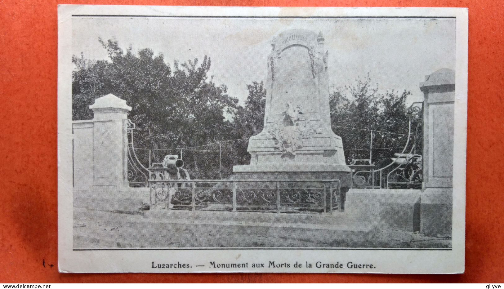 CPA (14)  Livarot . Le Monument Aux Morts. (7A.404) - Livarot