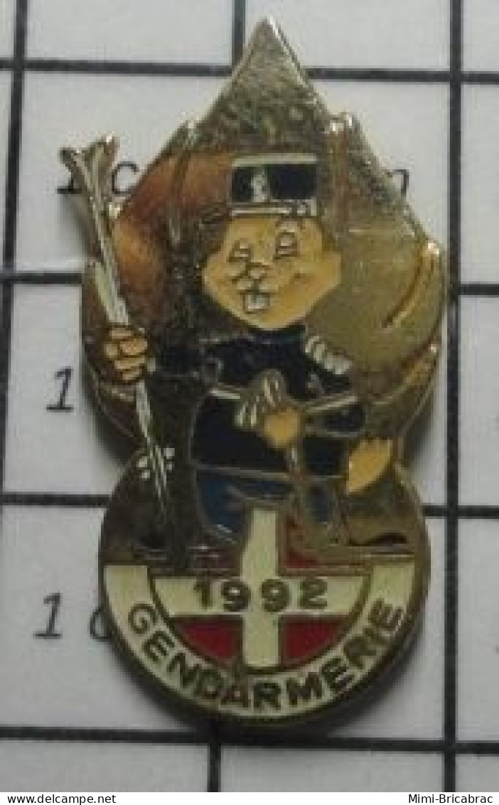 3517 Pin's Pins / Beau Et Rare / JEUX OLYMPIQUES / ALBERTVILLE 1992 GENDARME MARMOTTE  FLAMME OR OFFICIER - Olympische Spelen