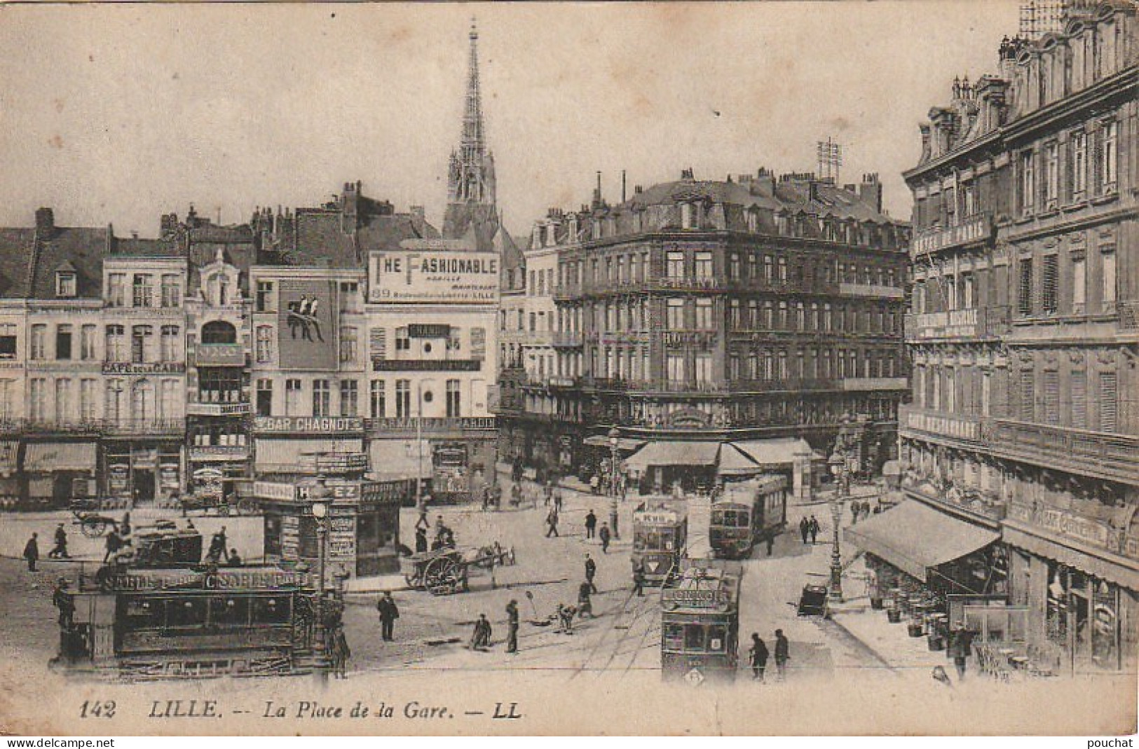 ZY 79-(59) LILLE - LA PLACE DE LA GARE - ANIMATION - TRAMWAYS - COMMERCES  - HOTEL DE PARIS - 2 SCANS - Lille