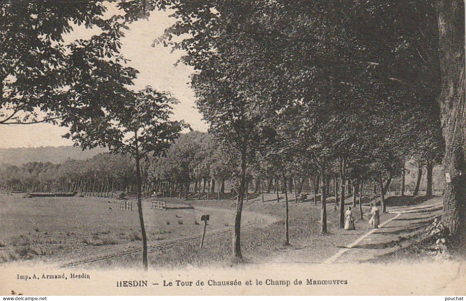 ZY 86-(62) HESDIN - LE TOUR DE CHAUSSEE ET LE CHAMP DE MANOEUVRES - 2 SCANS - Hesdin