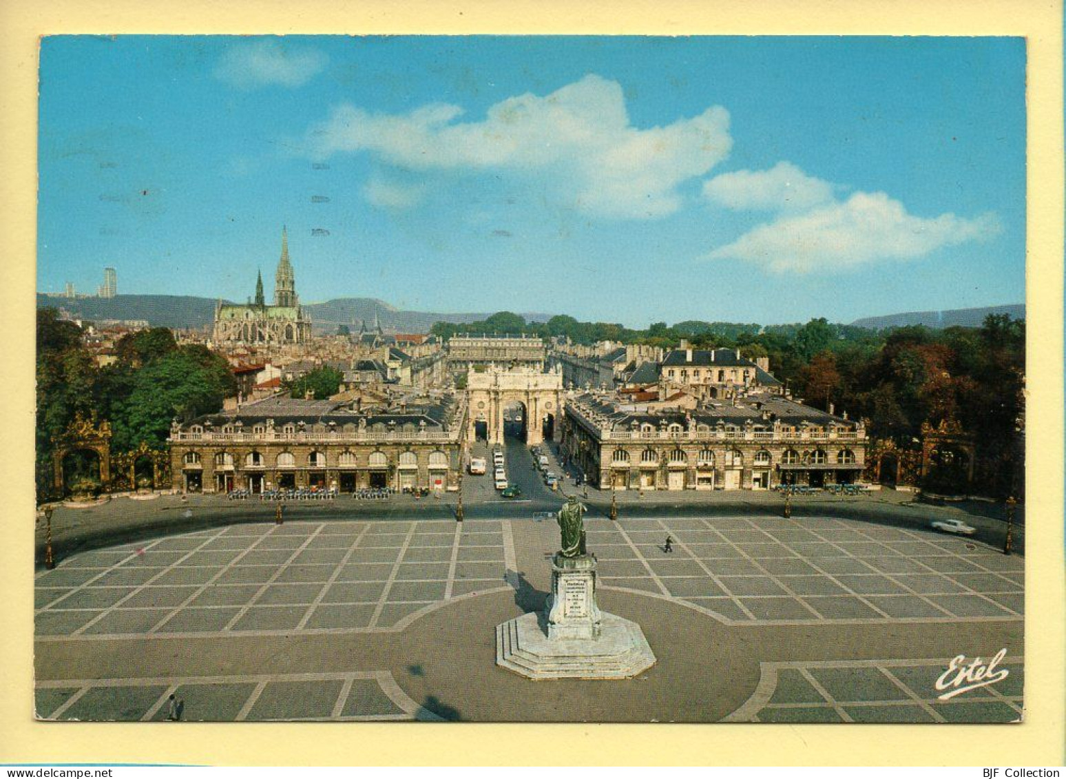 54. NANCY – La Place Stanislas / Vue Panoramique (voir Scan Recto/verso) - Nancy