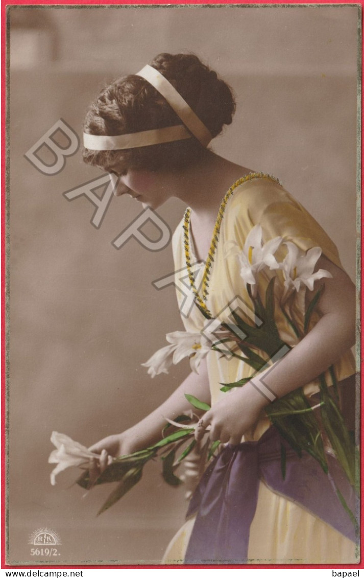 Jeune Femme Avec Des Lys (Circulé En 1916) - Vrouwen