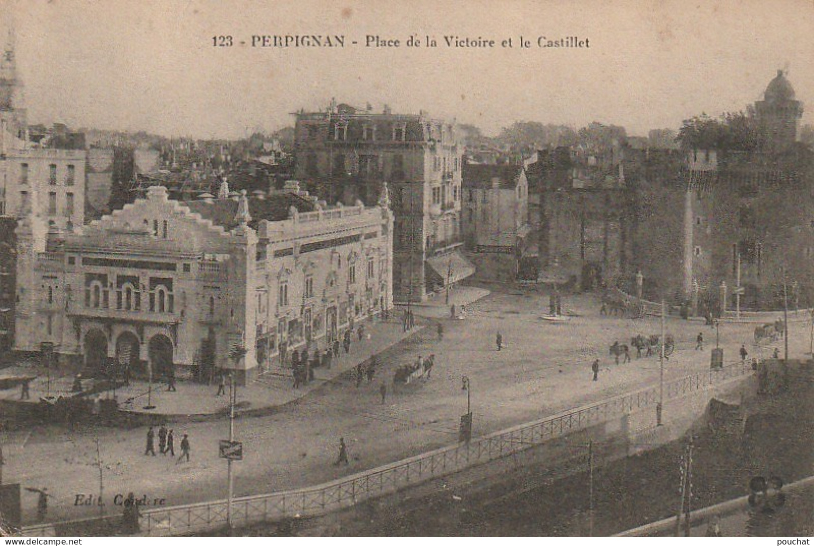 ZY 96-(66) PERPIGNAN - PLACE DE LA VICTOIRE ET LE CASTILLET - VUE GENERALE - 2 SCANS - Perpignan