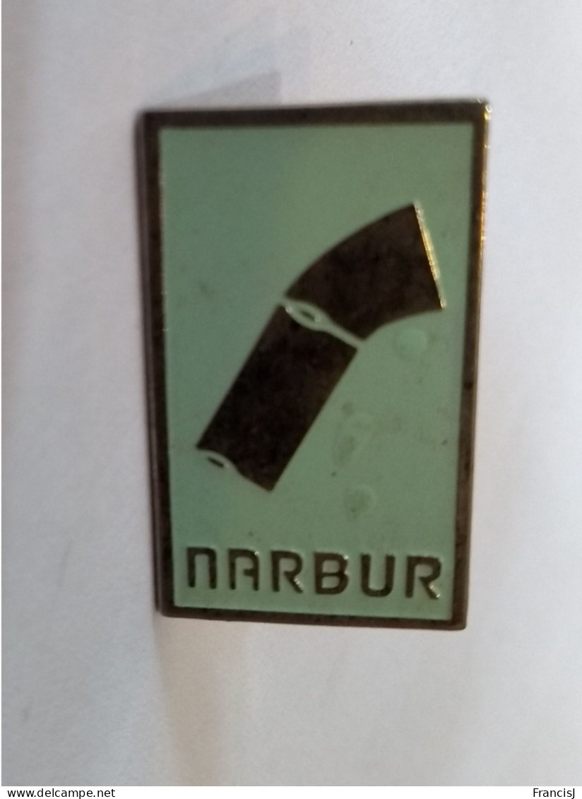 Pin's Narbur Marque De Bureaux - Markennamen