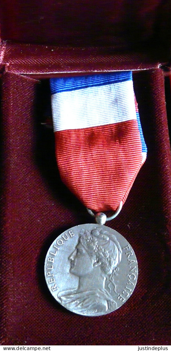 MEDAILLE DU TRAVAIL ARGENT AVEC  RUBAN DE 1980 - Professionals / Firms