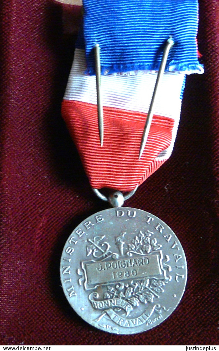 MEDAILLE DU TRAVAIL ARGENT AVEC  RUBAN DE 1980 - Firma's