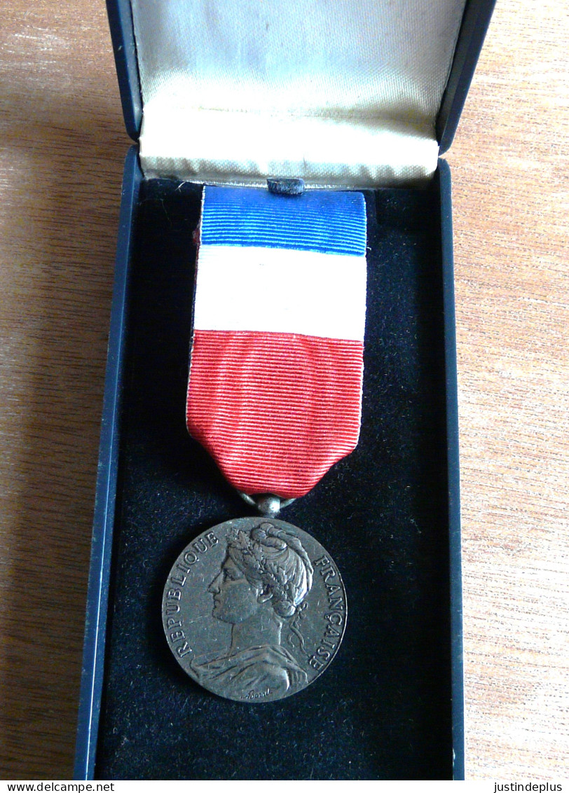 MEDAILLE DU TRAVAIL ARGENT AVEC  RUBAN DE 1985  - Professionnels / De Société