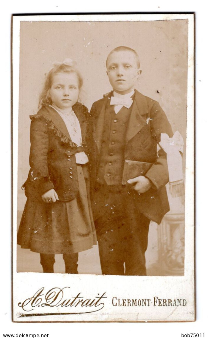 Photo CDV D'une Jeune Fille élégante Avec Un Jeune Garcon Posant Dans Un Studio Photo A Clermont-Ferrand Avant 1900 - Oud (voor 1900)