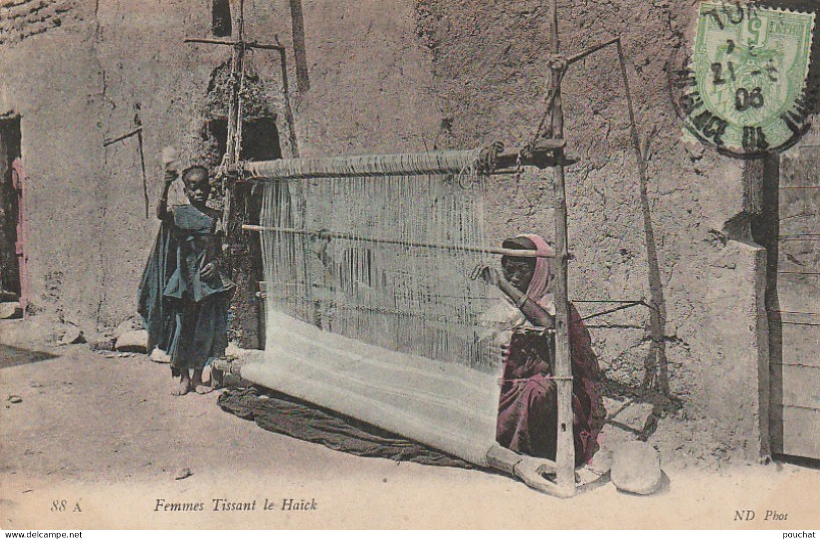 ZY 103-( TUNISIE ) - FEMMES TISSANT LE HAICK - CARTE COLORISEE ( CORRESPONDANCE TUNIS  1905 )- 2 SCANS - Artisanat