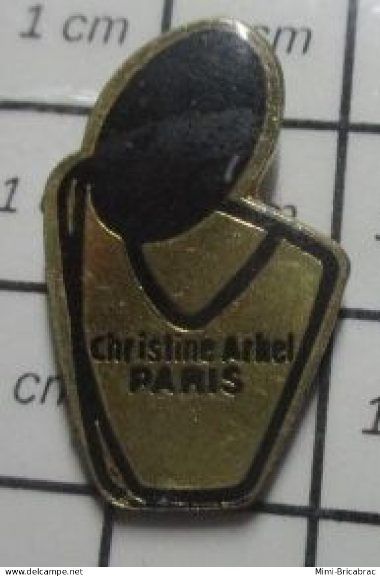 3517 Pin's Pins / Beau Et Rare / PARFUMS / CHRISTINE ARBEL PARIS FLACON PARFUM - Perfumes