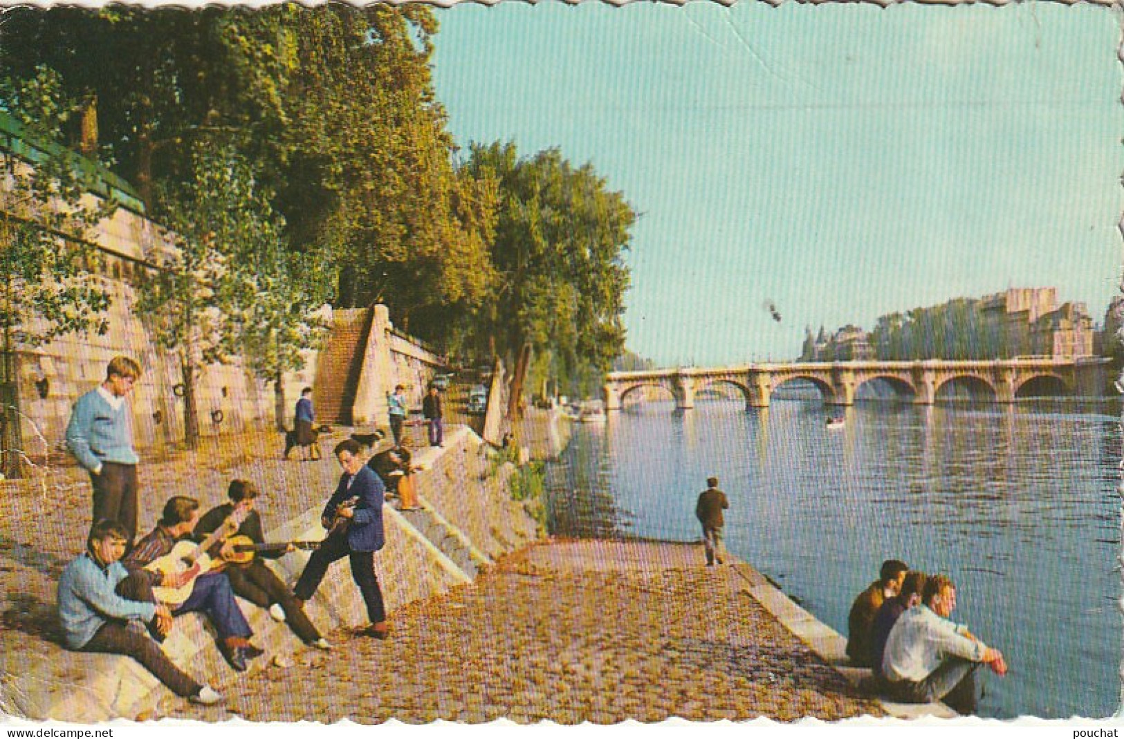ZY 112-(75) LES QUAIS DE LA SEINE AU PONT NEUF , PARIS - ANIMATION - GUITARISTES - 2 SCANS - The River Seine And Its Banks
