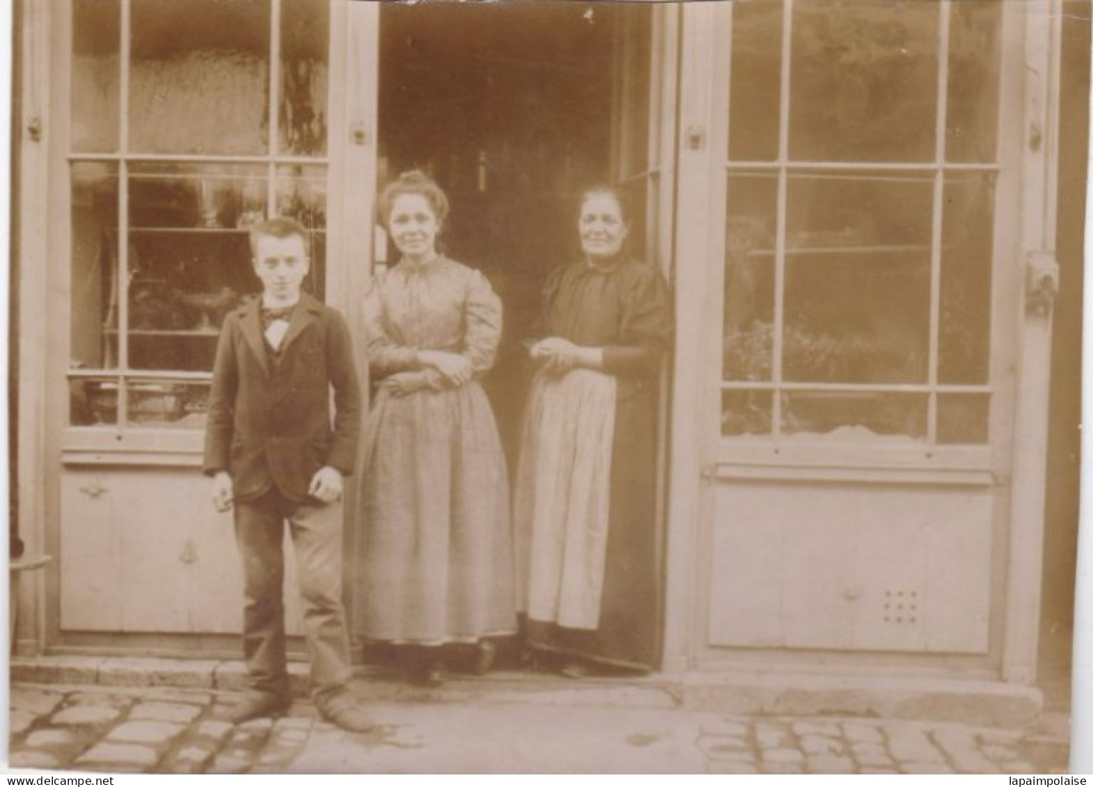 Photo De Particulier  Saint Cheron Au Verso " Saint Cheron Mamie Louise Moi Et Suzanne Devant L'épicerie "   Réf 30063 - Berufe