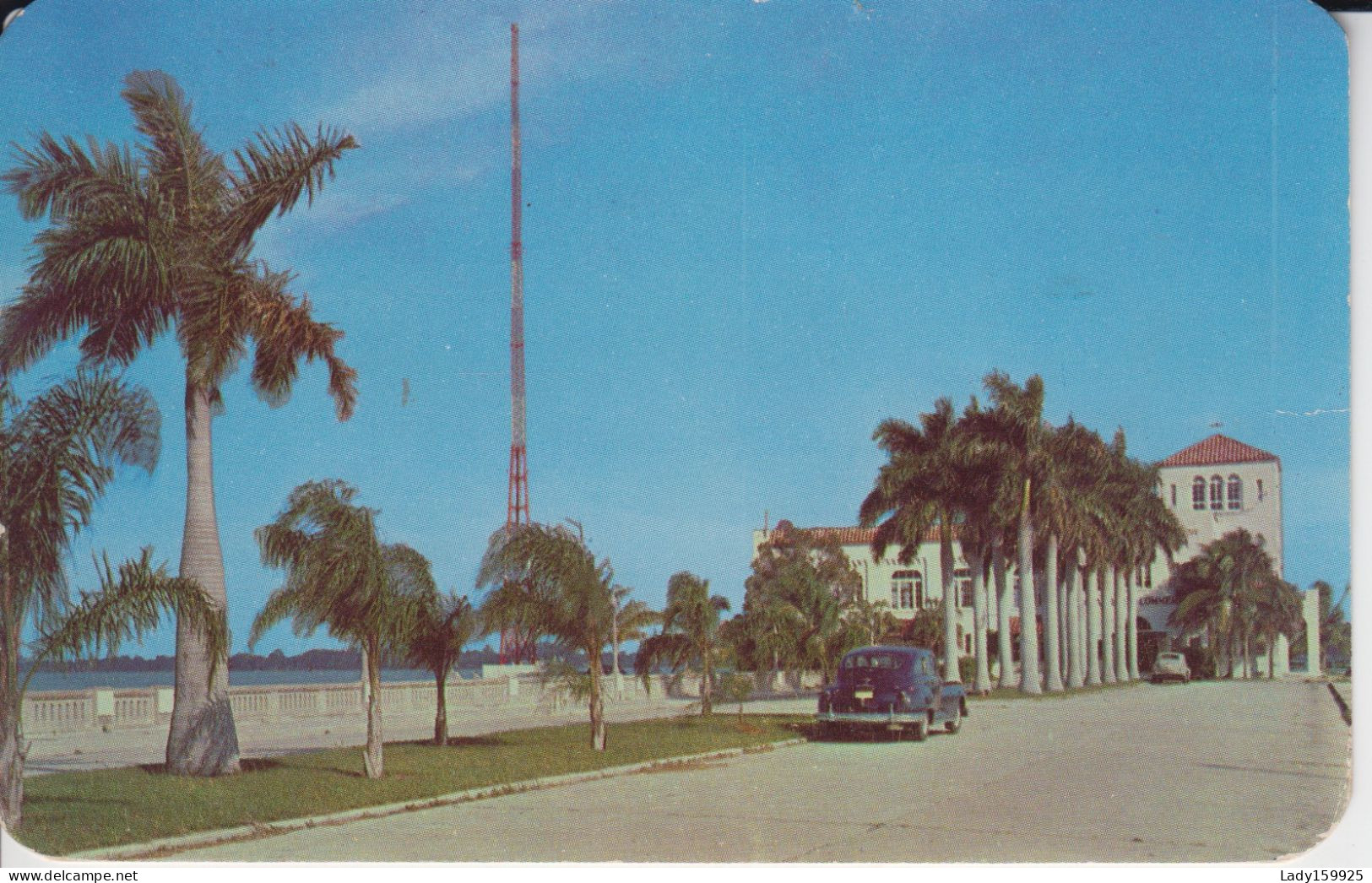 Memorial Pier Building Bradenton Floride  USA  Large Red And White Metal Tower  Cars Palm Trees 2 Sc - Bradenton