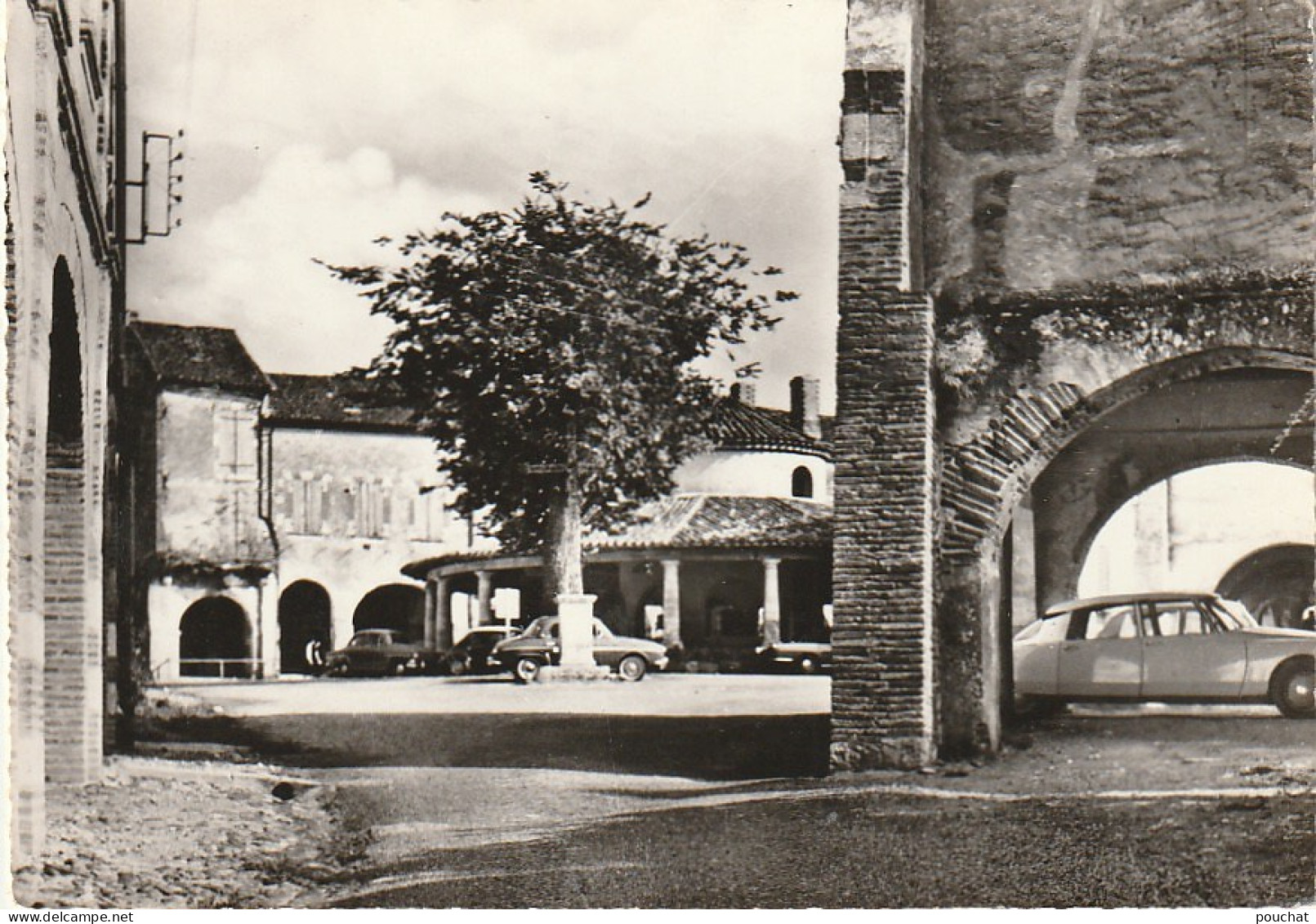 ZY 120-(82) AUVILLAR - PLACE DE LA HALLE - AUTOMOBILES - 2 SCANS - Auvillar