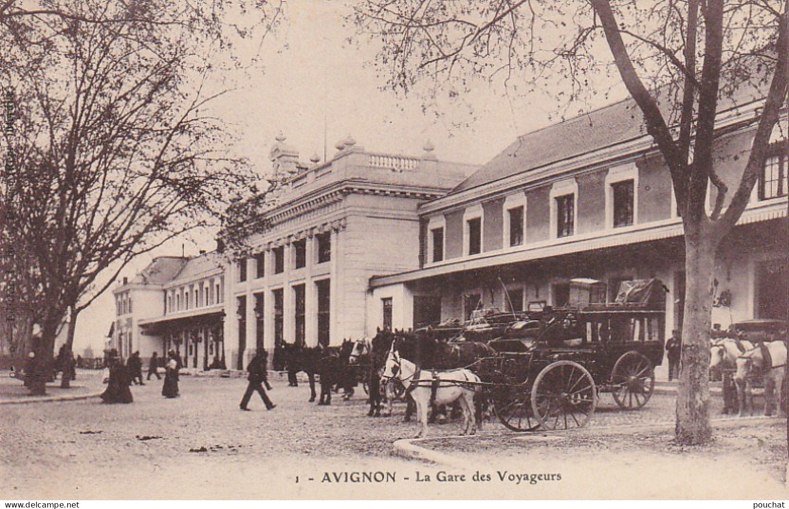 ZY 122-(84) AVIGNON - LA GARE DES VOYAGEURS - ANIMATION  - 2 SCANS - Avignon