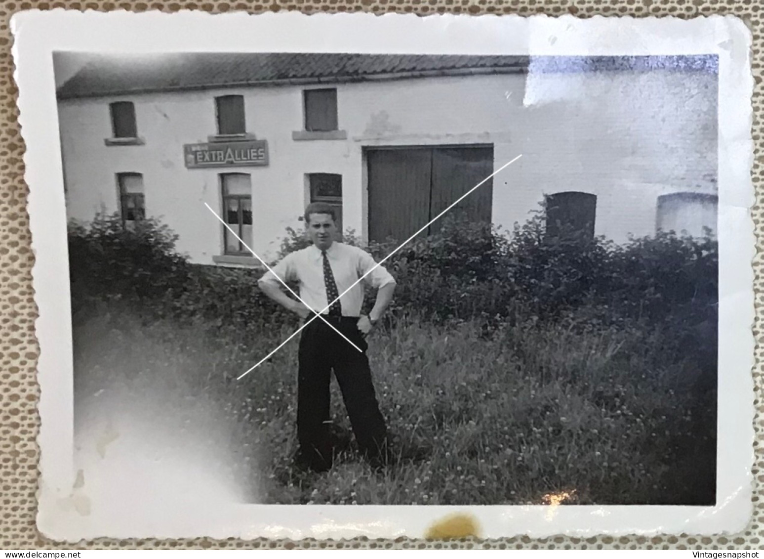 Portrait D’un Jeune Homme Devant Un Estaminet à Identifier Enseigne Bieres ExtrAlliés Photo Snapshot Post WW2 Période - Plaatsen