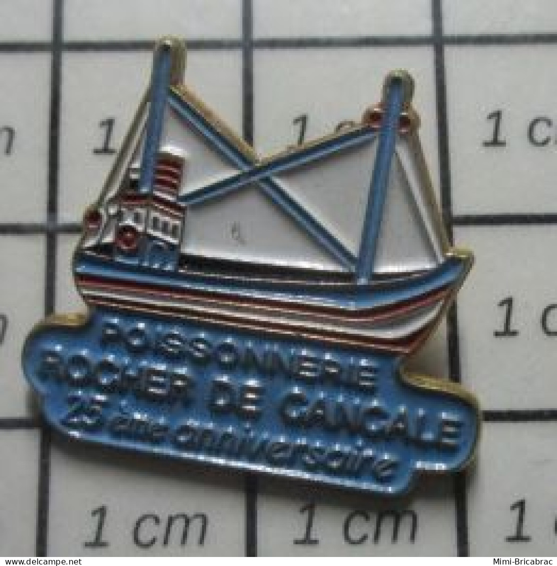 3517 Pin's Pins / Beau Et Rare / BATEAUX / BATEAU DE PECHE POISSONNERIE ROCHER DE CANCALE 25e ANNIVERSAIRE - Boten