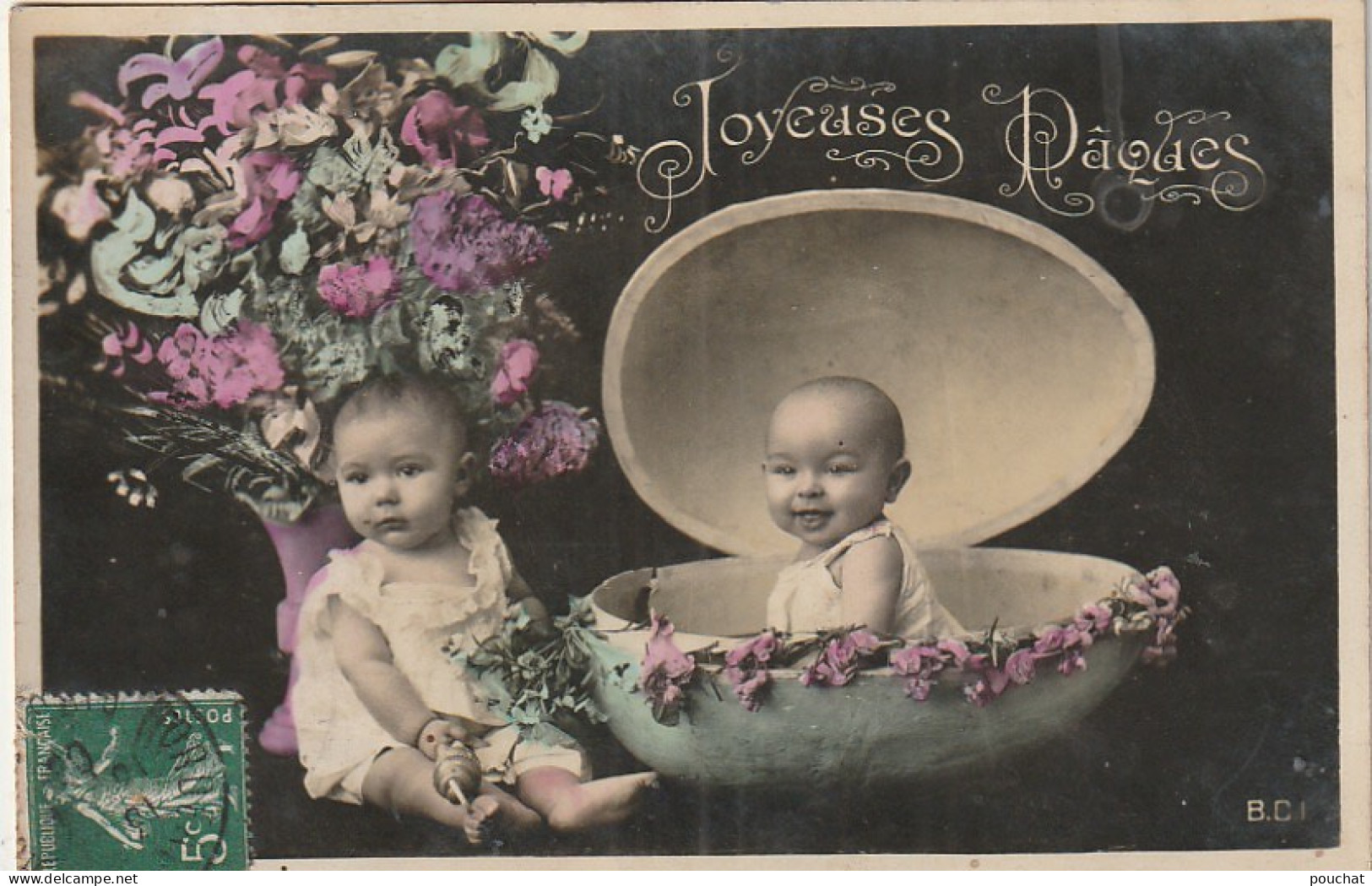 ZY 136- " JOYEUSES PAQUES " - COUPLE DE BEBES , OEUF DE PAQUES - DECOR FLORAL - 2 SCANS - Szenen & Landschaften