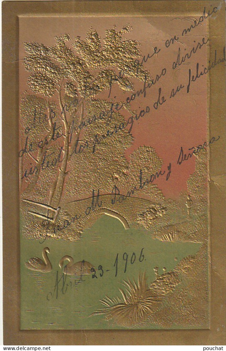 ZY 137- PAYSAGE AVEC COUPLE DE CYGNES - CARTE FANTAISIE GAUFREE - DECOR CHAMPETRE - DORURE - 2 SCANS - Autres & Non Classés