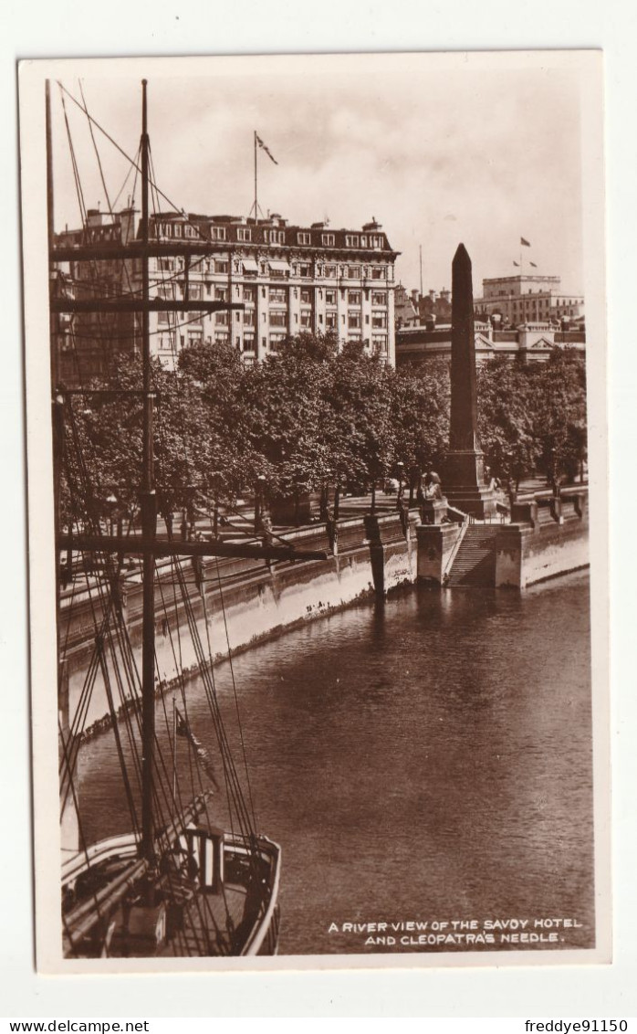 Royaume-uni . London . Ariver View Of The Savoy Hotel And Cléopatras Needle - River Thames