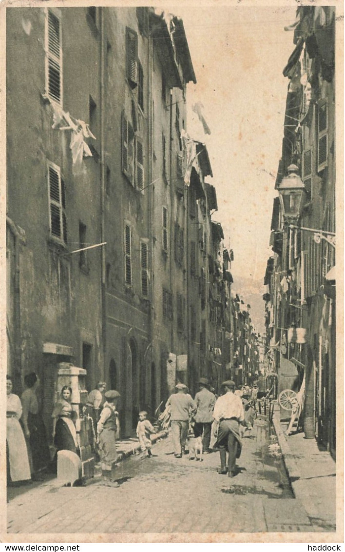 TOULON : UNE RUE DU VIEUX TOULON - Toulon