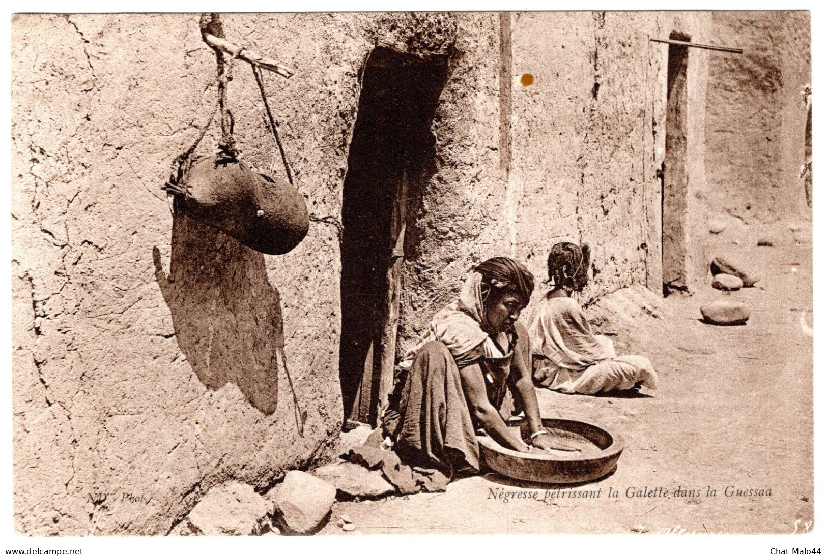 Algérie. Négresse Pétrissant La Galette Dans La Guessaa.  CP Noir Et Blanc. ND Photo - Vrouwen