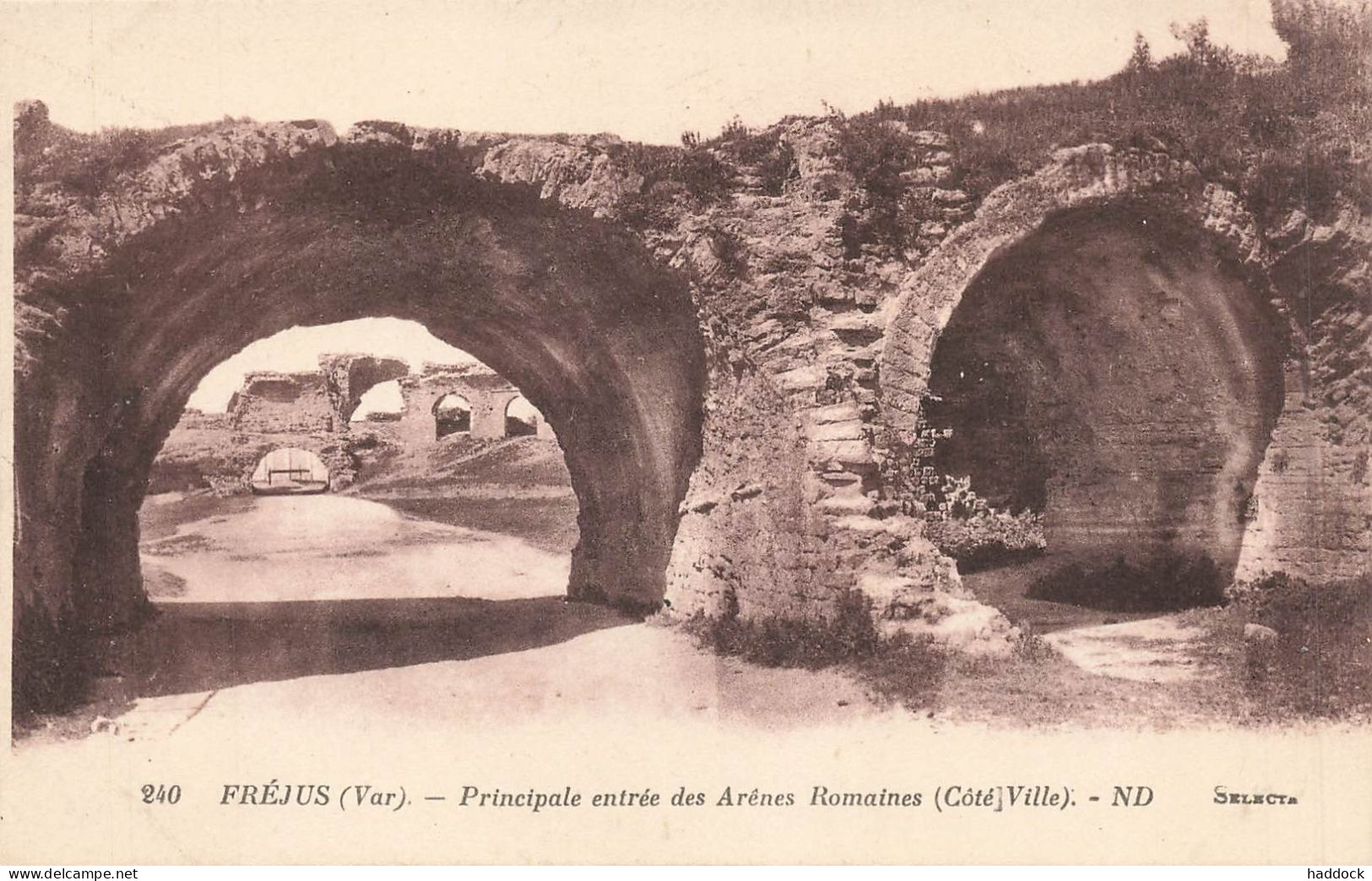 FREJUS : PRINCIPALE ENTREE DES ARENES ROMAINES (COTE VILLE) - Frejus