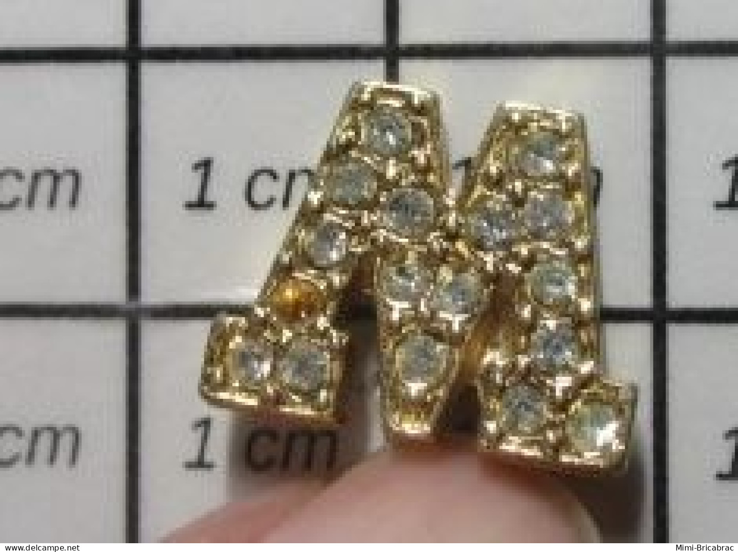 516C Pin's Pins / Beau Et Rare / AUTRES / LETTRE MAJUSCULE W OU M METAL JAUNE ET "BRILLANTS" - Altri & Non Classificati