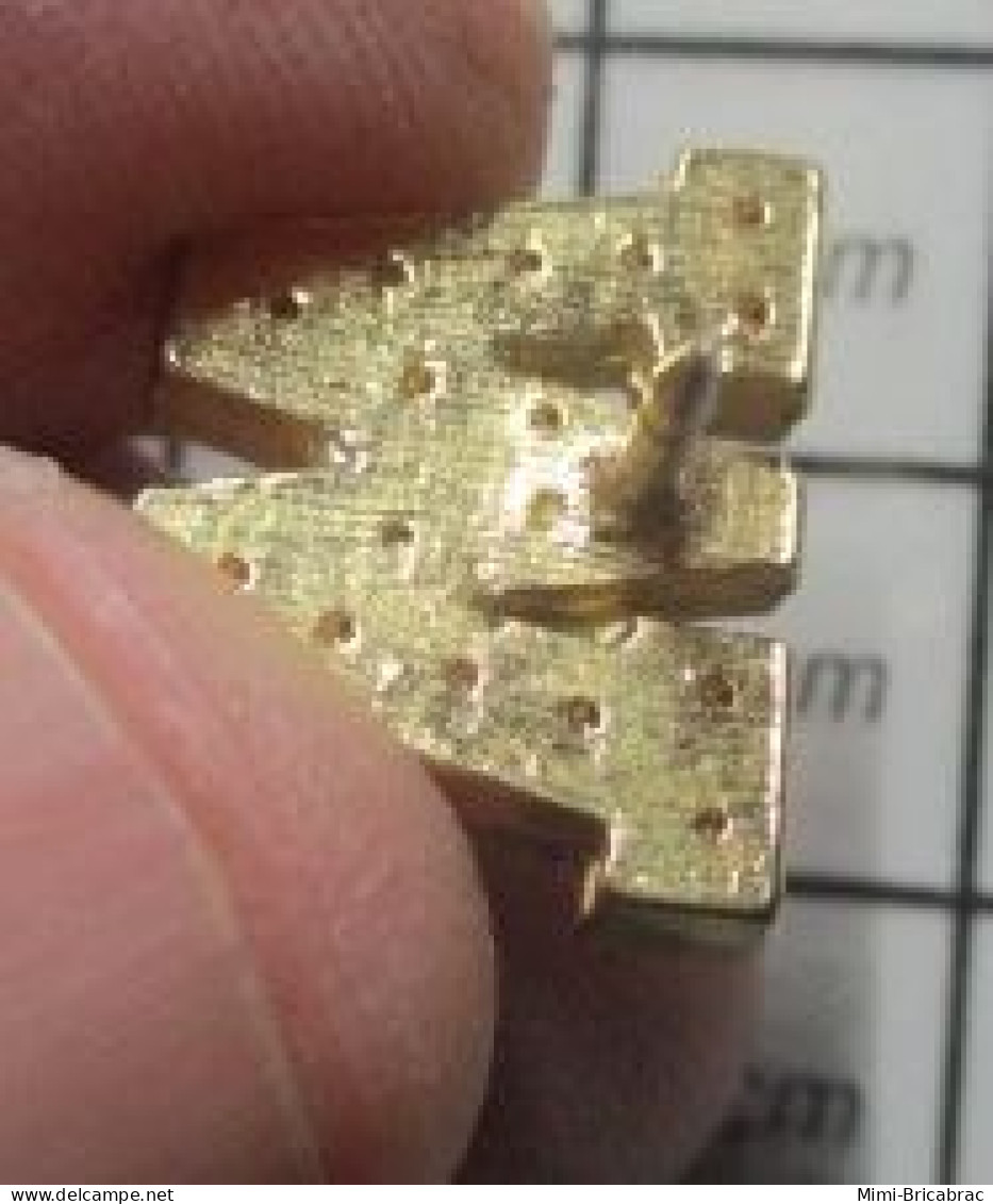 516C Pin's Pins / Beau Et Rare / AUTRES / LETTRE MAJUSCULE W OU M METAL JAUNE ET "BRILLANTS" - Andere & Zonder Classificatie