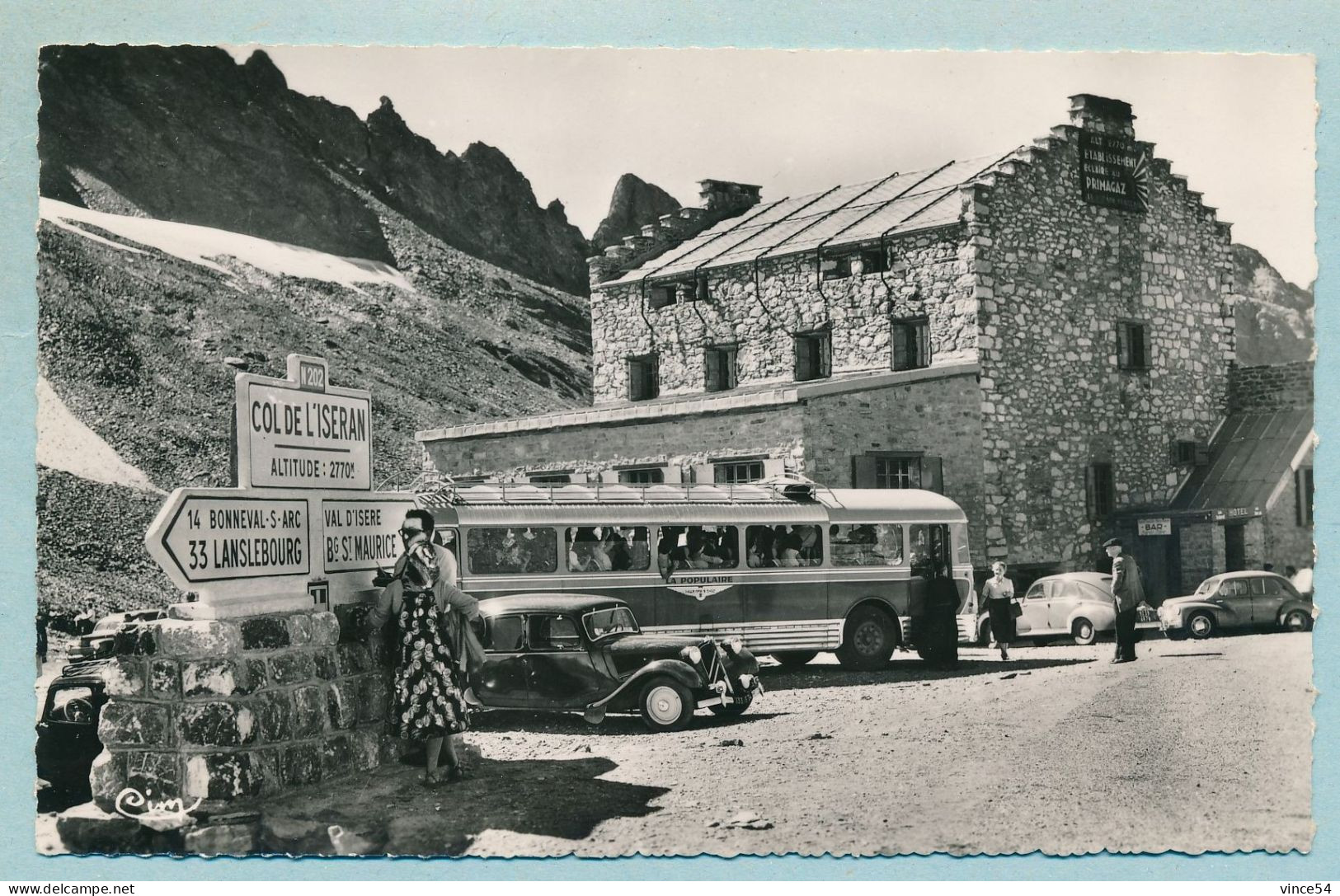 Citroen Traction Peugeot 203 Renault 4CV Autocar Chausson  - COL DE L'ISERAN - Hôtel De L'Iseran Et Arête Des Lessières - PKW