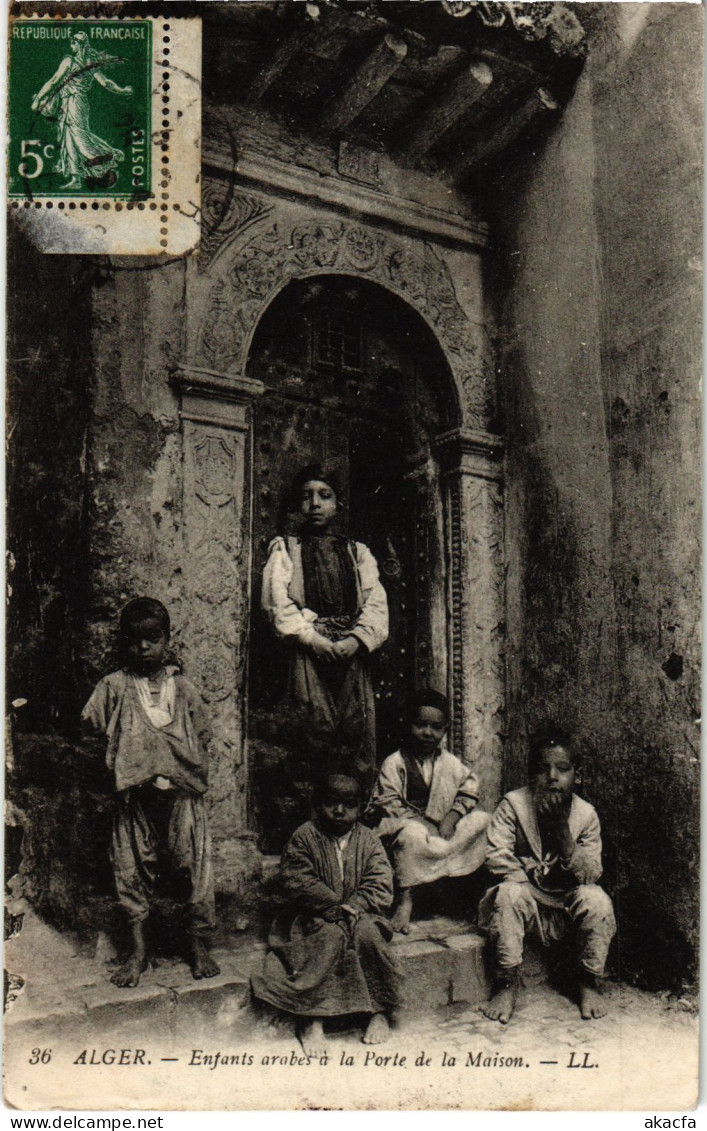 CPA AK ALGER Enfants Arabes A La Porte De La Maison ALGERIA (1389051) - Algeri