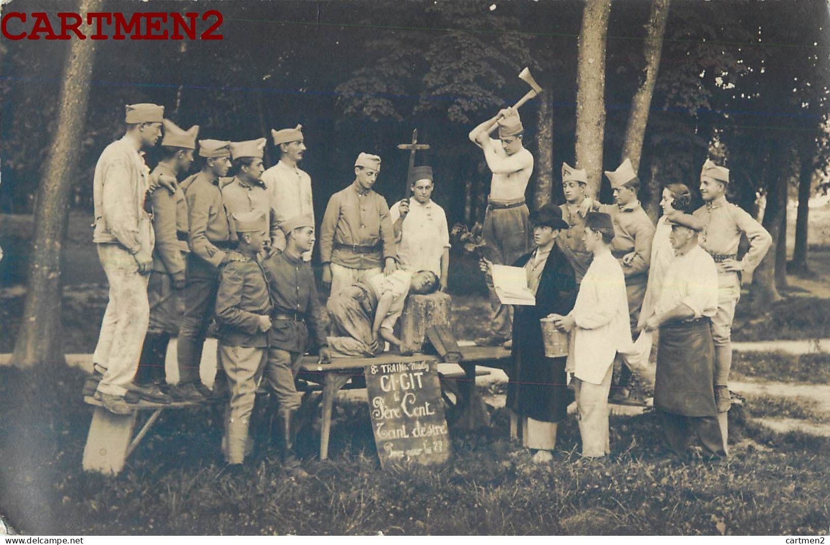 CARTE PHOTO : DECAPITATION BOURREAU PERE-CENT CASERNE MILITAIRE HACHE GUERRE MILITAIRE POLIUS HUMOUR  - Barracks