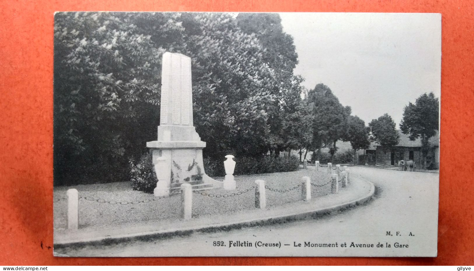 CPA (23)  Felletin.  Le Monument Et Avenue De La Gare .  (7A.430) - Felletin