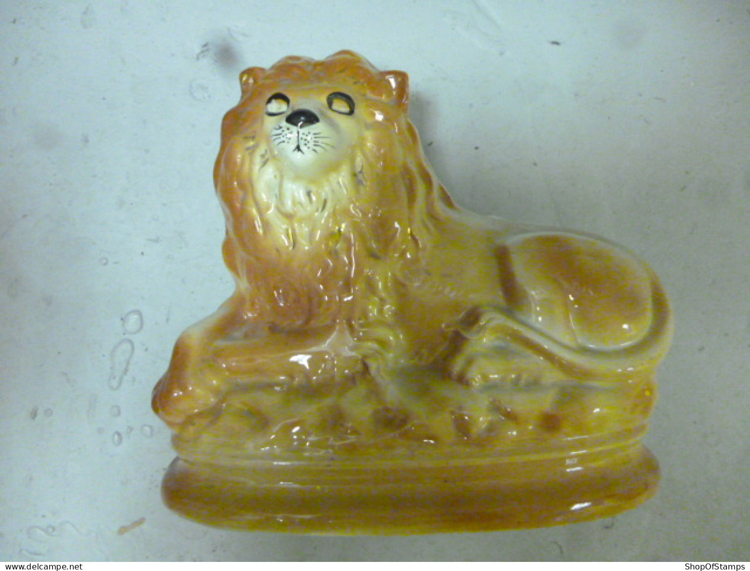 STAFFORDSHIRE Late Victorian  SEATED LIONS PAIR On OVAL PLINTH  H 25cm, L27.5cm, W13.5cm - Staffordshire