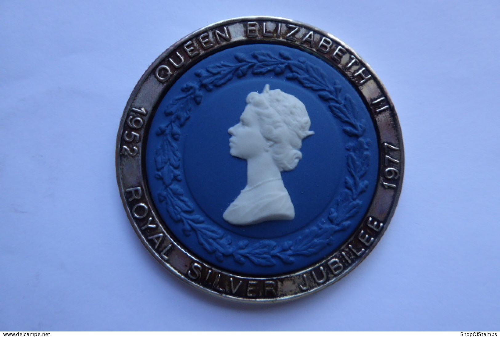 ROYAL SILVER JUBILEE WEDGEWOOD MEDALLION LIMITED EDITION 56mm QEII HALLMARKED STERLING  - Familles Royales