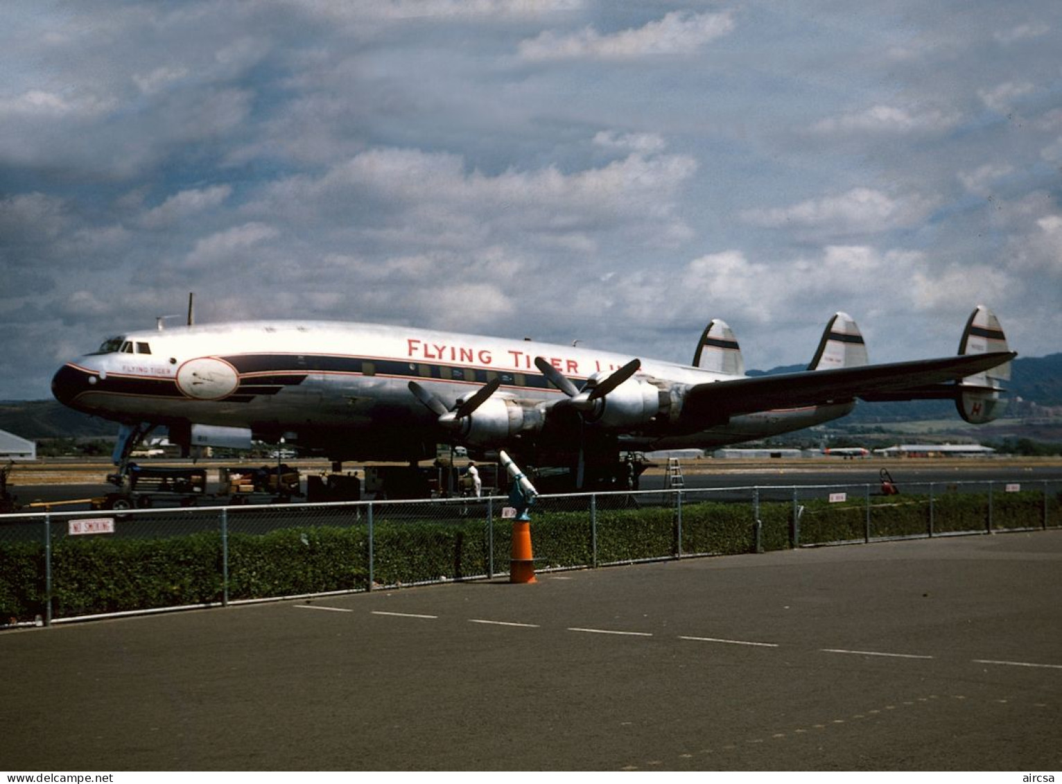 Aviation Postcard-WGA-1472 FLYING TIGER LINE L-1049 Constellation - 1946-....: Modern Era