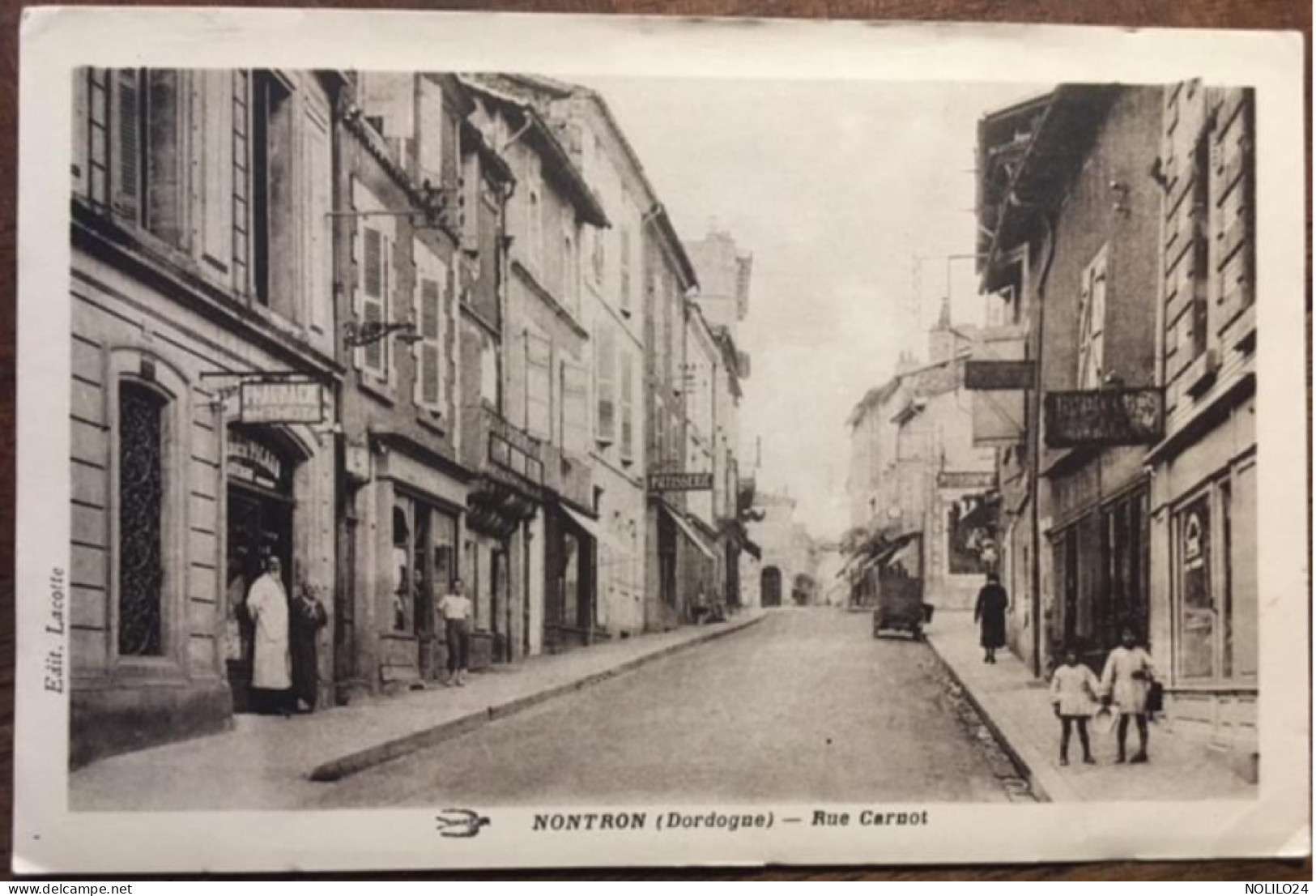 Cpa 24 Dordogne, Nontron, Rue Carnot, Animée, Commerces, Enseignes Pharmacie Picaud, Pâtisserie,Photographe, - Nontron