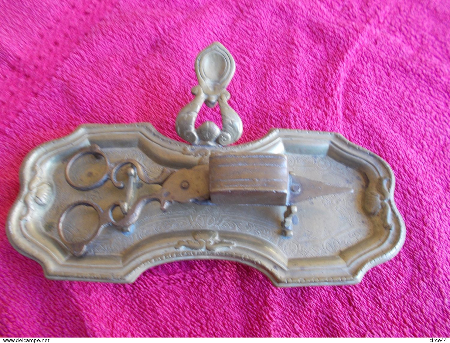 RARE MOUCHETTE AVEC SON PORTE MOUCHETTE.19ème SIECLE.CISEAUX POUR ETEINDRE LES CHANDELLES. - Strumenti Antichi