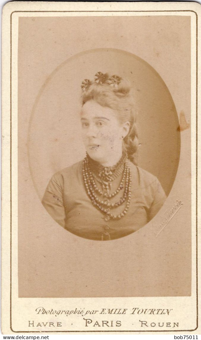Photo CDV D'une Femme élégante Posant Dans Un Studio Photo Avant 1900 - Anciennes (Av. 1900)
