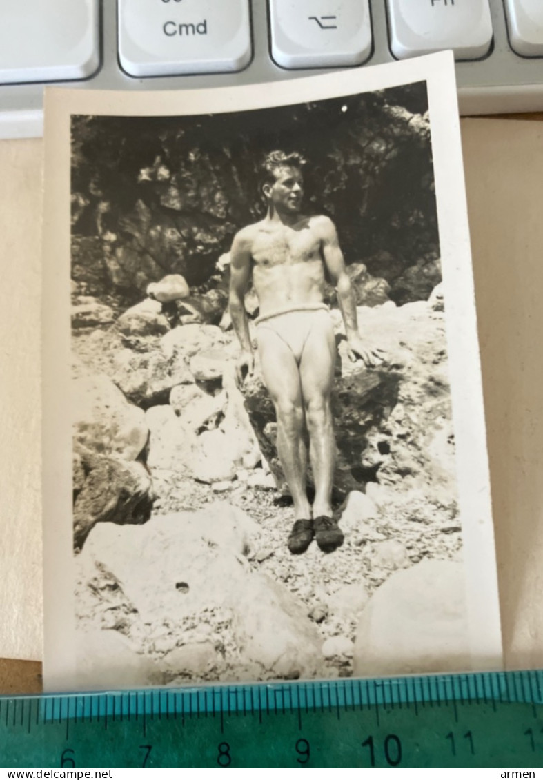 Réal Photo Pin-up Plage Jeune Homme Torse Nu Musclé - BOY ON THE BEACH - Pin-up