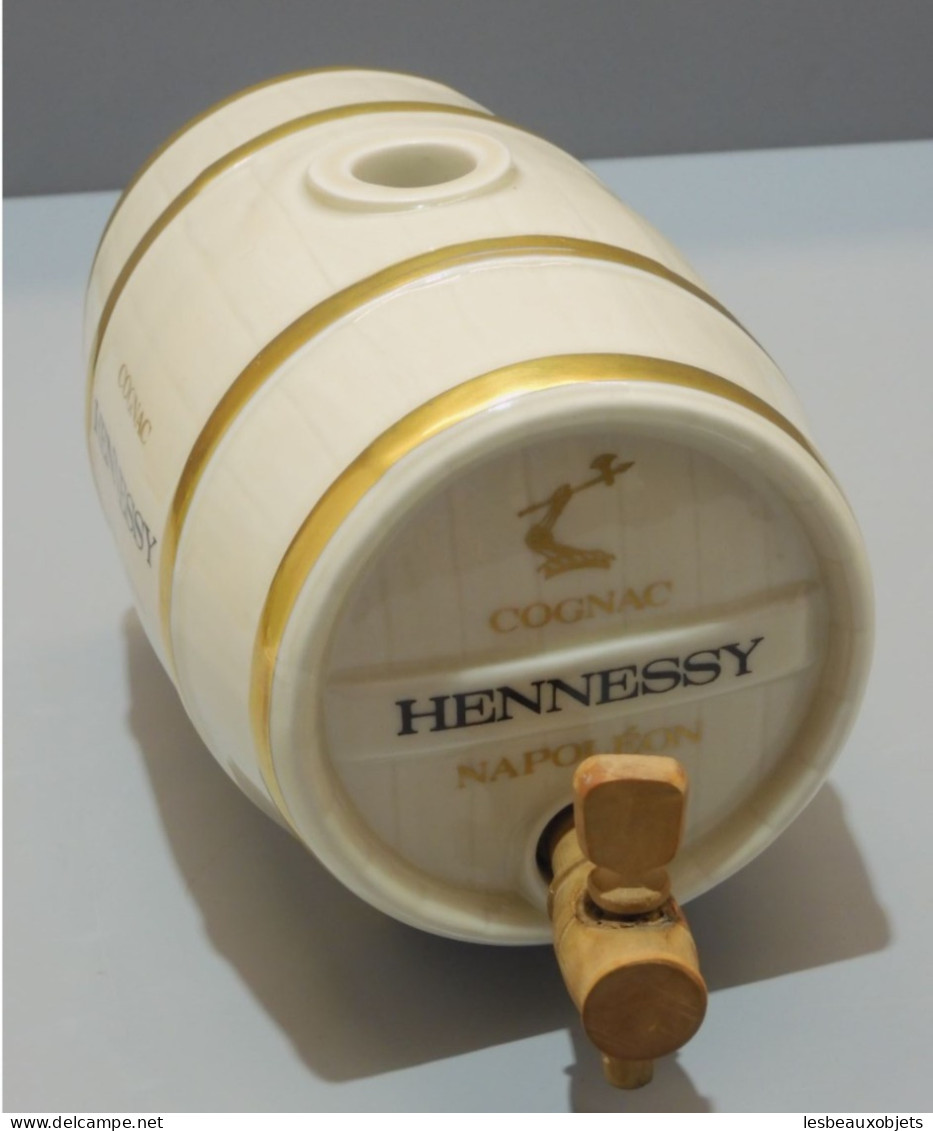 -JOLI PETIT TONNELET COGNAC HENNESSY Bras Armé PORCELAINE BERNARDAUD LIMOGES    E - Limoges (FRA)