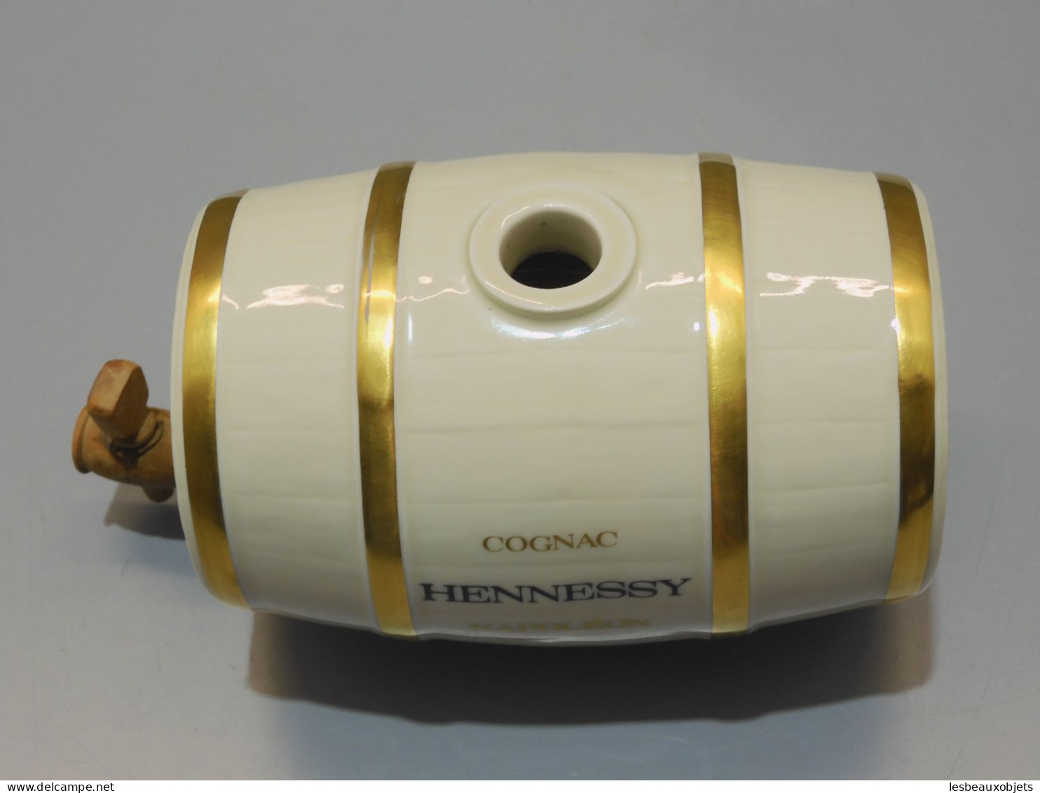 -JOLI PETIT TONNELET COGNAC HENNESSY Bras Armé PORCELAINE BERNARDAUD LIMOGES    E - Limoges (FRA)