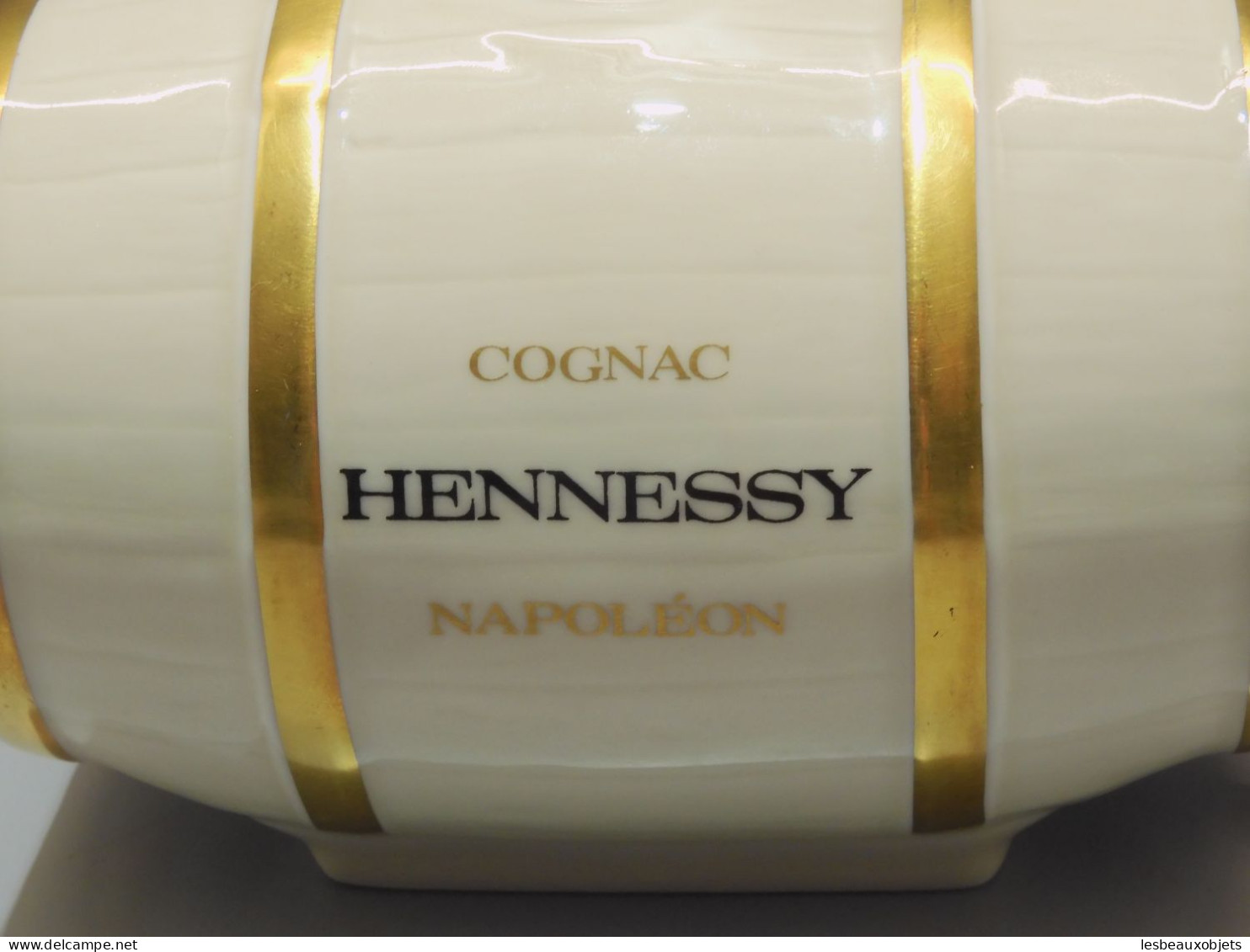 -JOLI PETIT TONNELET COGNAC HENNESSY Bras armé PORCELAINE BERNARDAUD LIMOGES    E