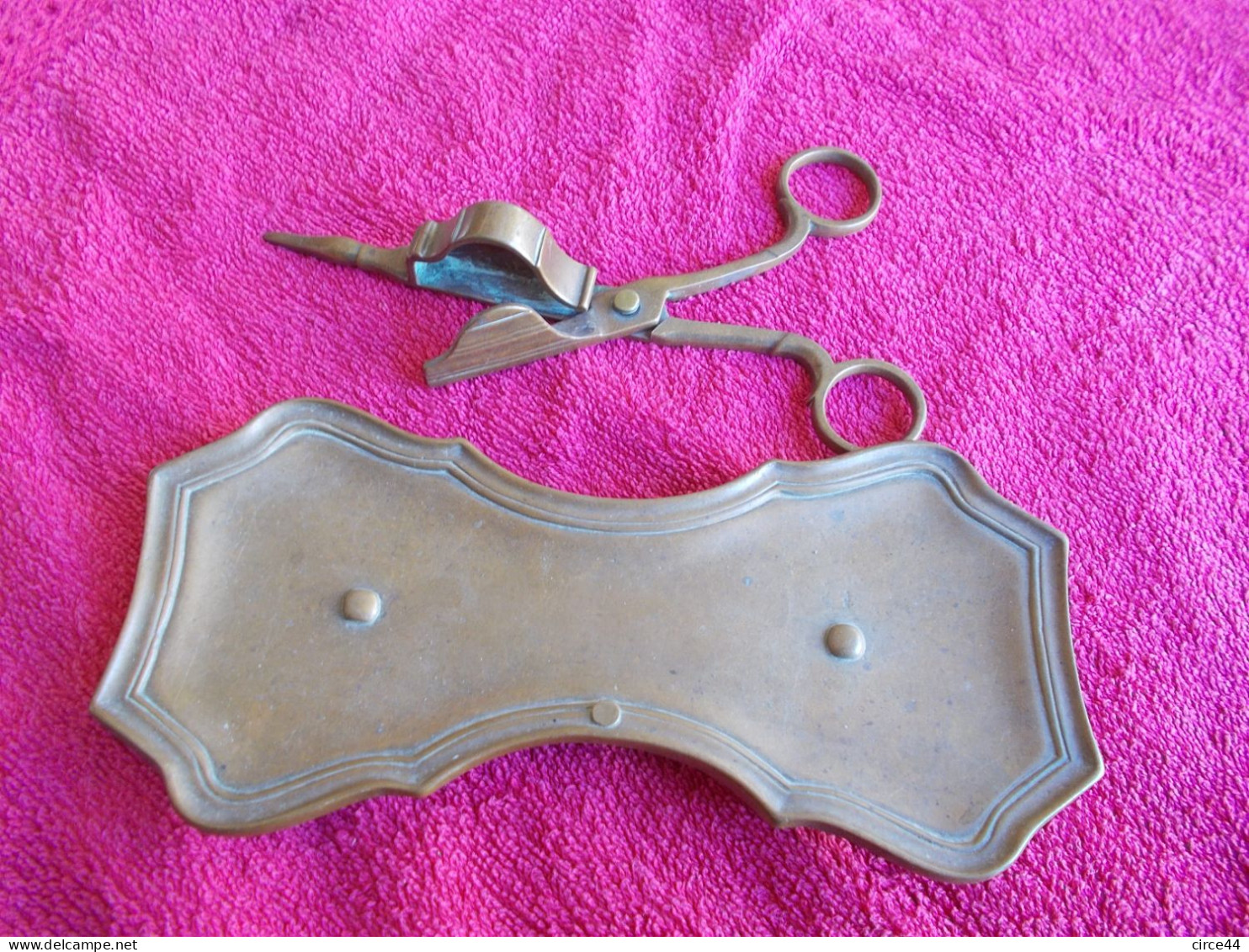 MOUCHETTE AVEC SON PORTE MOUCHETTE.CISEAUX POUR ETEINDRE LES CHANDELLES. - Outils Anciens