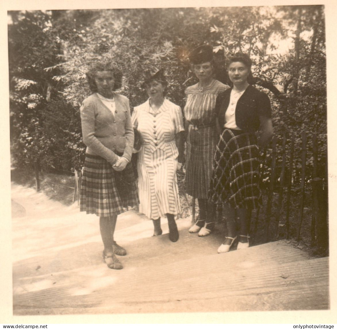 Francia 1940, Paris, Buttes Chaumont, Donne Eleganti Nel Parco, Moda Foto - Plaatsen