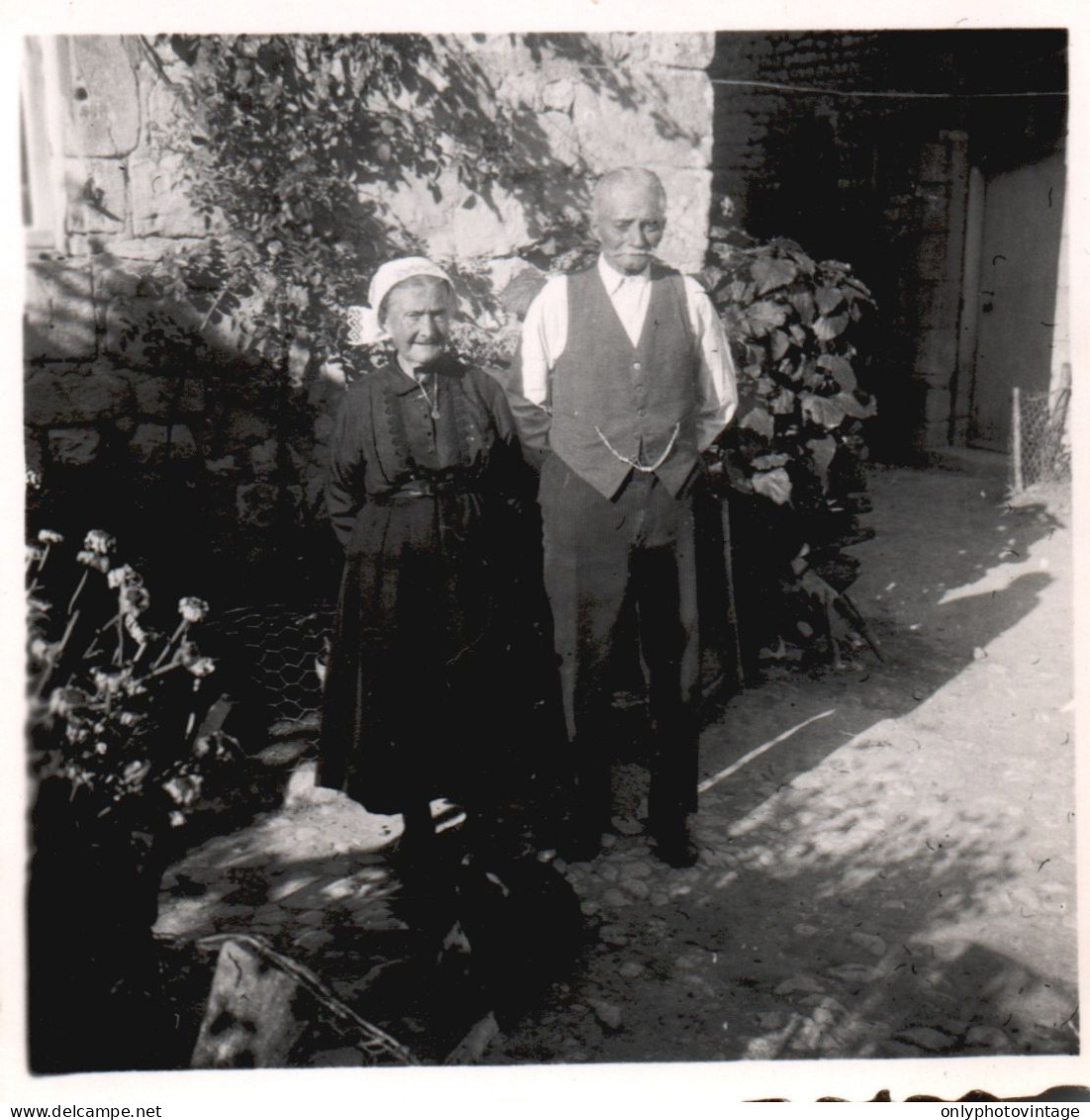 Francia 1945, Ritratto Di Una Coppia Anziana Nel Cortile, Foto Epoca - Plaatsen